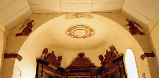 Décor peint et stucs de l'arc d'entrée et de la voûte de l'abside