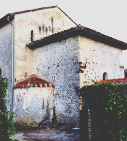 Ancien chevet, mur est de la nef et passage
vers la sacristie