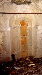 Fenêtre en trou de serrure dans le mur sud de la nef